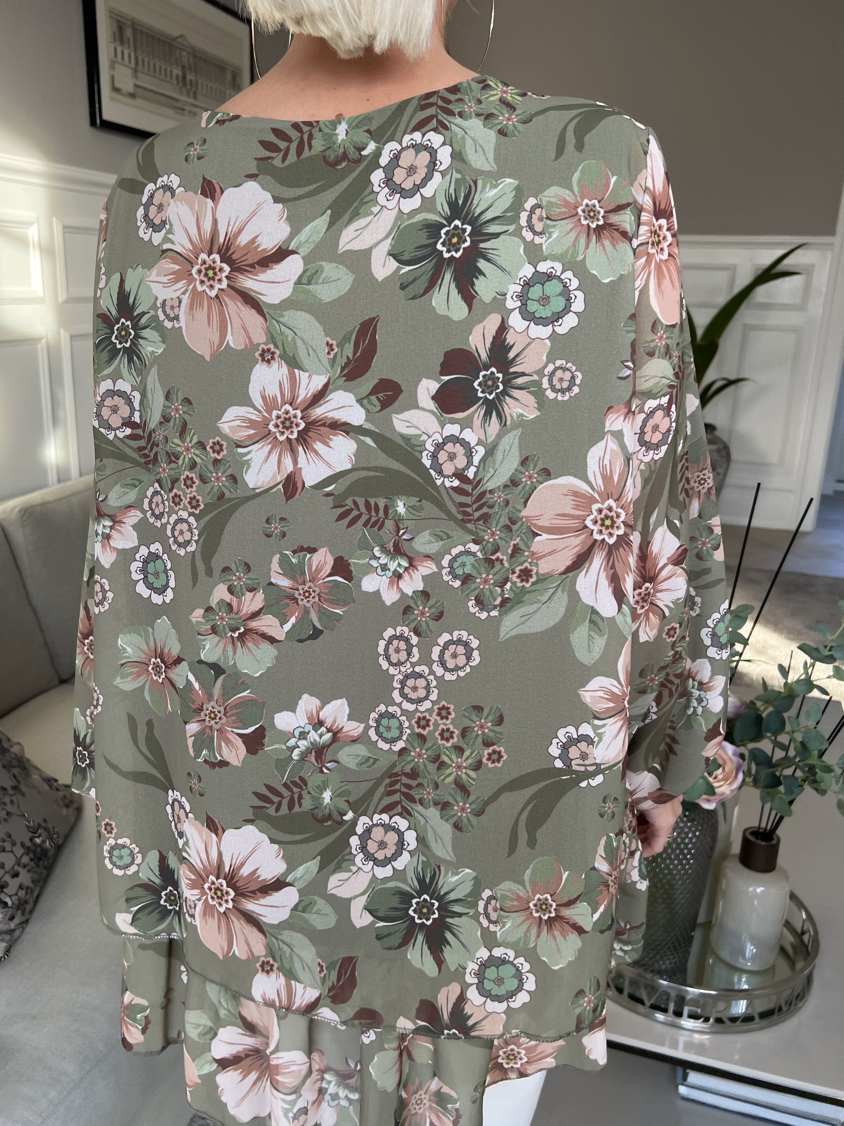 Wicky - Söt tunika i chiffong med blommiga motiv